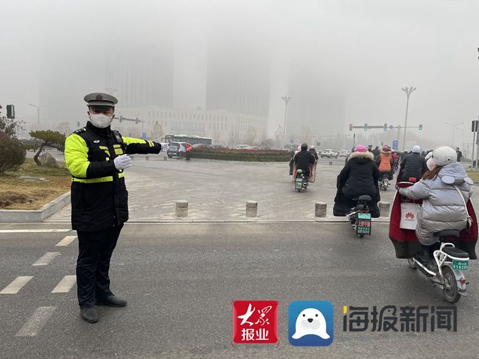 菏泽开发区|菏泽开发区交警大雾天气执勤保平安