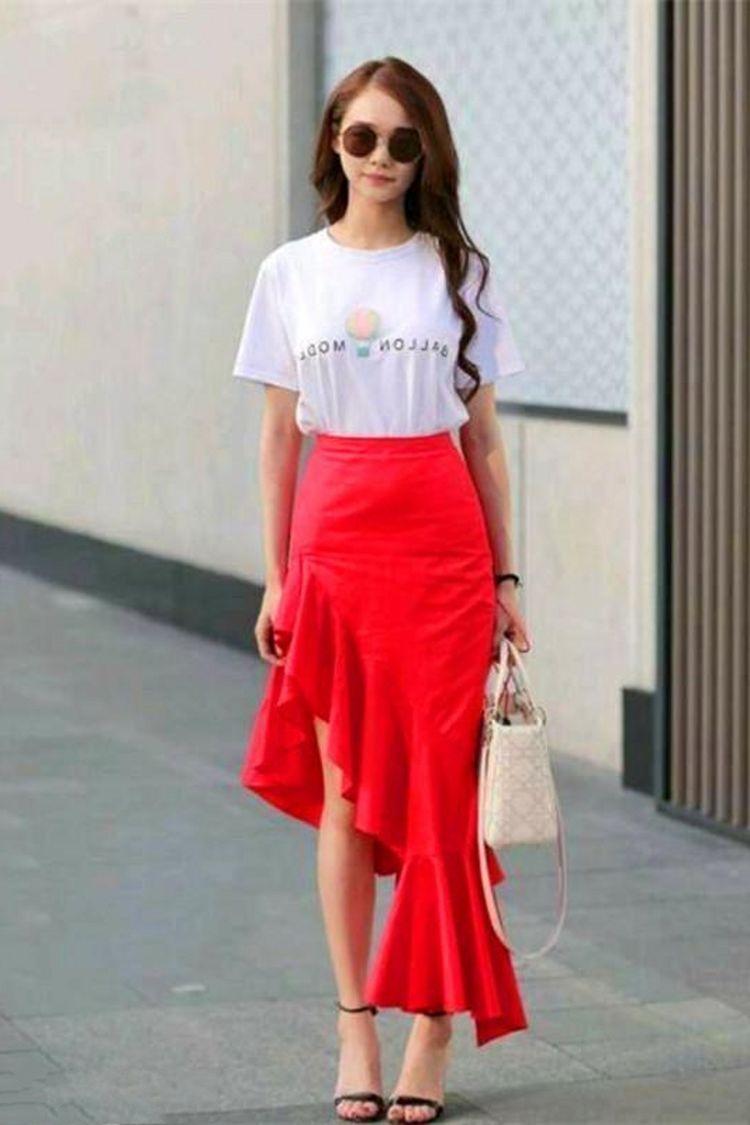 时尚|街拍:气质辣妈, 穿搭包臀裙, 尽显黑与白的时尚美