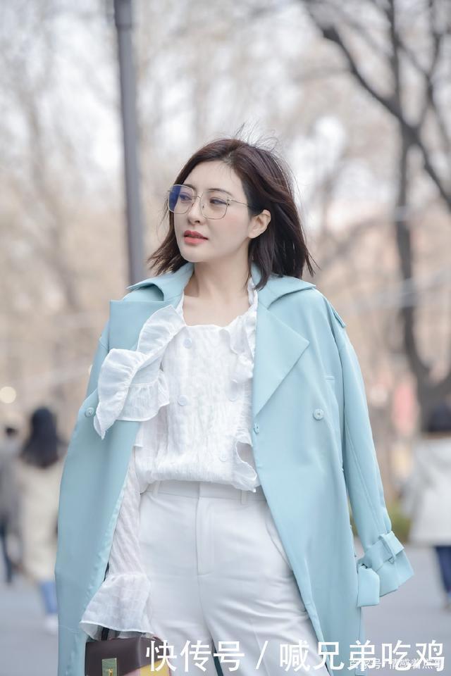 呢子大衣|深秋时节,呢子大衣搭配白色套装 ,展现了优雅气质
