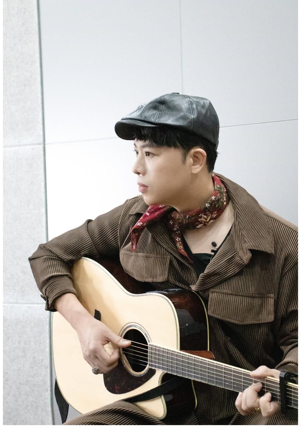 《閃光的樂(lè)隊(duì)》開(kāi)播，金潤(rùn)吉獨(dú)特嗓音引關(guān)注