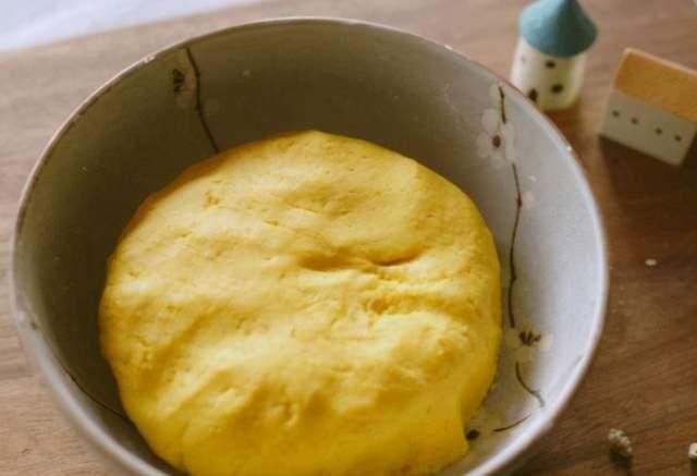 做南瓜饼,别只会加糯米粉,大厨:牢记3个小技巧,南瓜饼更香软