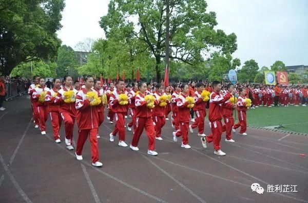 荷花池小学将运动会开幕式变成党史教育的大课堂