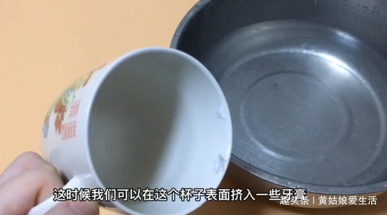 牙膏挤在手机屏幕上,作用真厉害,一年能省不少冤枉钱,快去试试