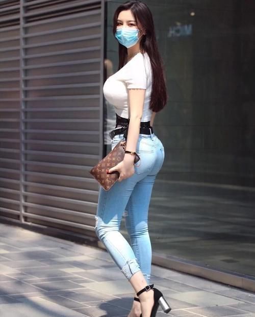 肉肉的小姐姐穿搭紧身裤,彰显凹凸有致的性感丰满身姿