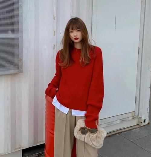 今年流行的“红色毛衣”，如何搭配才显高级气质？