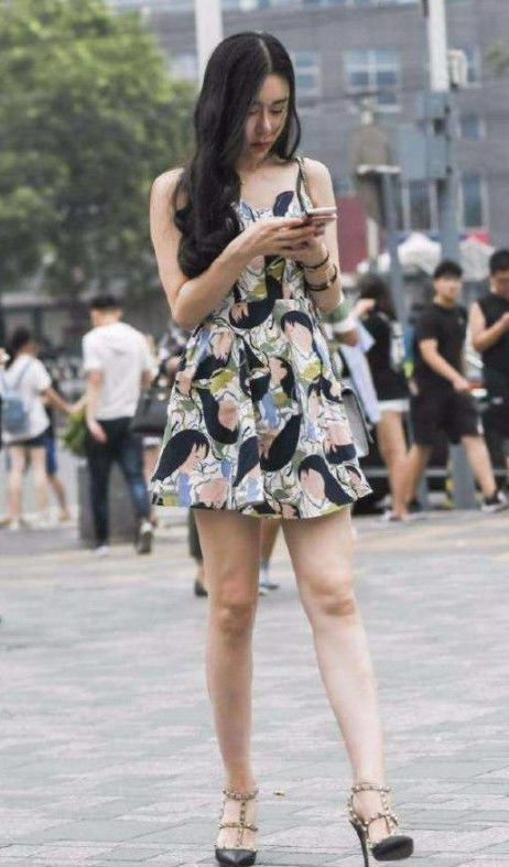 街拍:宛转蛾眉的小姐姐,一身优雅时尚得穿搭,气质唯美迷人