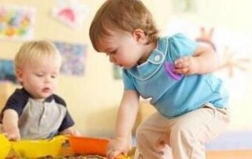 精力|宝爸假装被宝宝的脚丫熏倒,下一秒宝宝的反应,笑哭一众网友