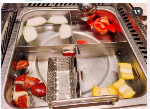 海底捞再现网红“奇葩吃法”，服务员看了想赶人，畸形消费观让人看不懂！