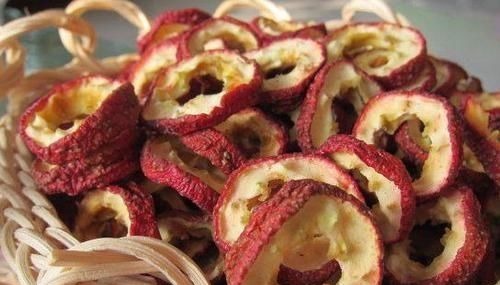 泡水|山楂的最佳搭档找到了,搭配泡水喝,皮肤白净,体重也悄悄降