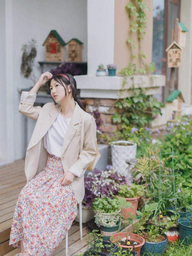 搭配|碎花裙在秋天没过时，依然很好看，搭配一件外套温柔优雅又有气质