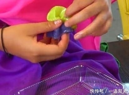 大姐摆摊卖“特别”小吃,1元2个,一天只做2大锅,来晚了吃不上