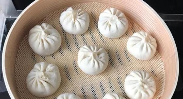 猪肉萝卜包子好吃又不腻，清香去火又有营养，好吃到吃一个都不够