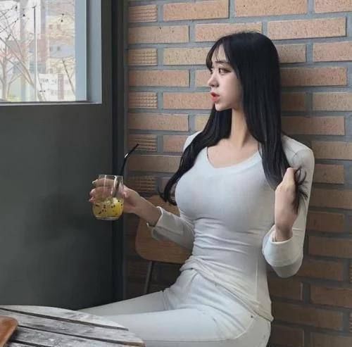 百搭牛仔裤时髦脚感好，清纯又减龄，典雅高贵韵味十足!