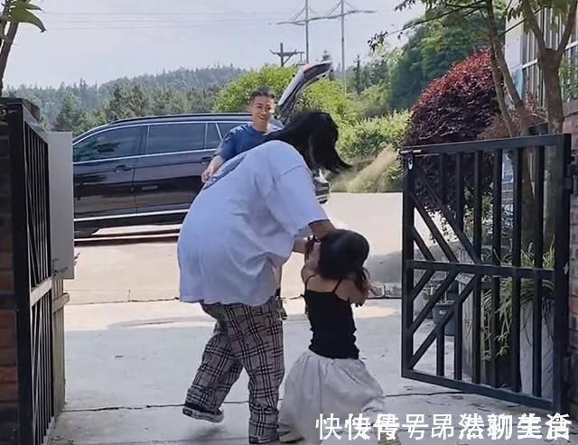 亲子关系|妈妈带女儿迎接爸爸回家,夫妻相见,卿卿我我,女儿打翻了醋坛子
