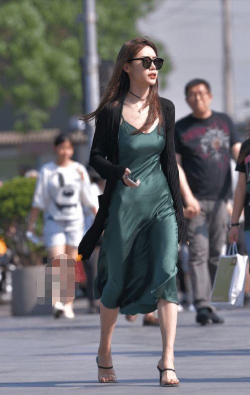 针织衫|墨绿色真丝裙搭配黑色针织衫,美得高级,呈现满满的风情!