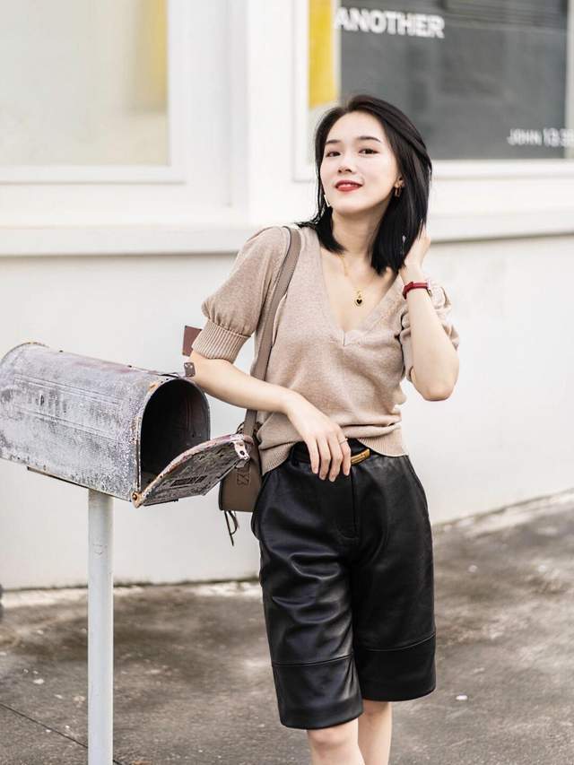 调节扣|秋冬,怎么穿性感女人味?风衣配白色衬衫和白色短裤,秀出大长腿