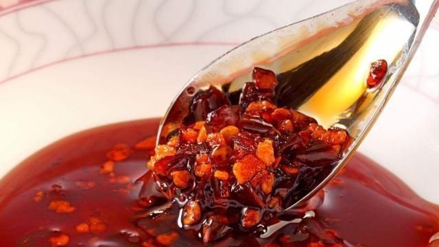 做辣椒油时，直接把油倒入辣椒大错特错，多加一步，辣椒油更香