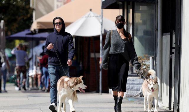 卡米拉莫罗内穿灰色毛衣秀美肩, 展现温柔优雅之美, 好迷人