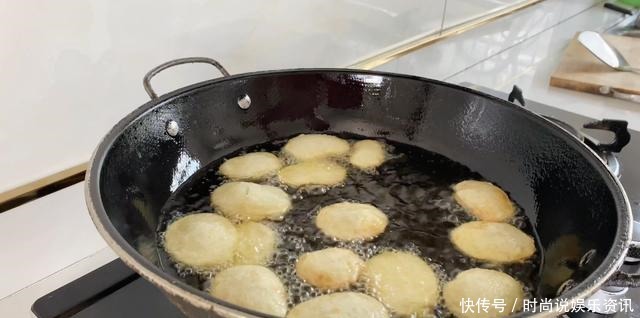 土豆不要再炒土豆丝了,教你新做法,家人都抢着吃,太香了!