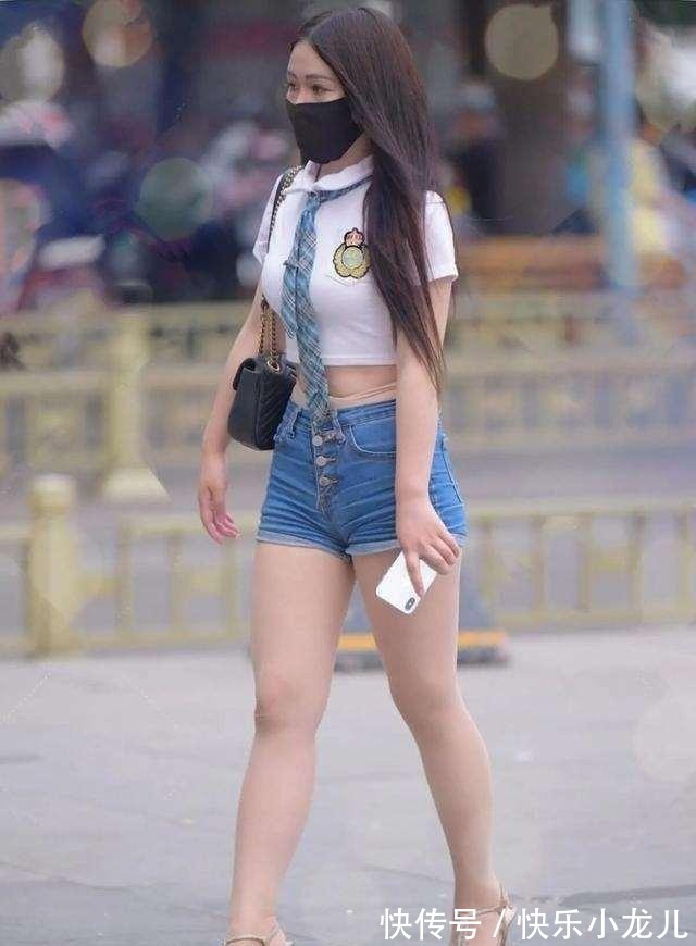 半身裤 黑色短款针织衫搭配同色牛仔裤,干练时尚,十分休闲