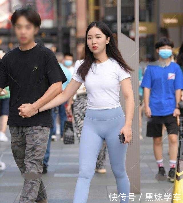 打底裤 蓝色打底裤搭配时尚白色上衣,打造风格相似,注意高腰线!