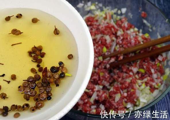 大厨|给肉馅去腥别再用料酒了，大厨教你一个妙招，肉馅鲜香又多汁