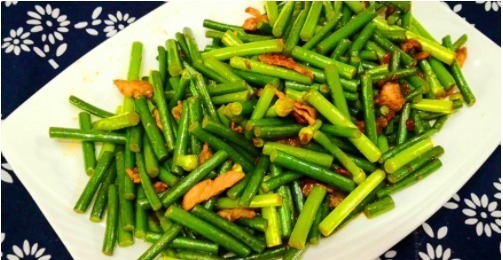 炒蒜苔时,最好不要直接下锅炒,饭店都这样做,蒜苔香脆更入味