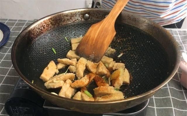 炒豆腐渣吃过吗一道农家常菜，油焖火候是关键，比豆腐还好吃