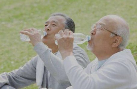 盐分|老人暑期出游 掌握喝水技巧