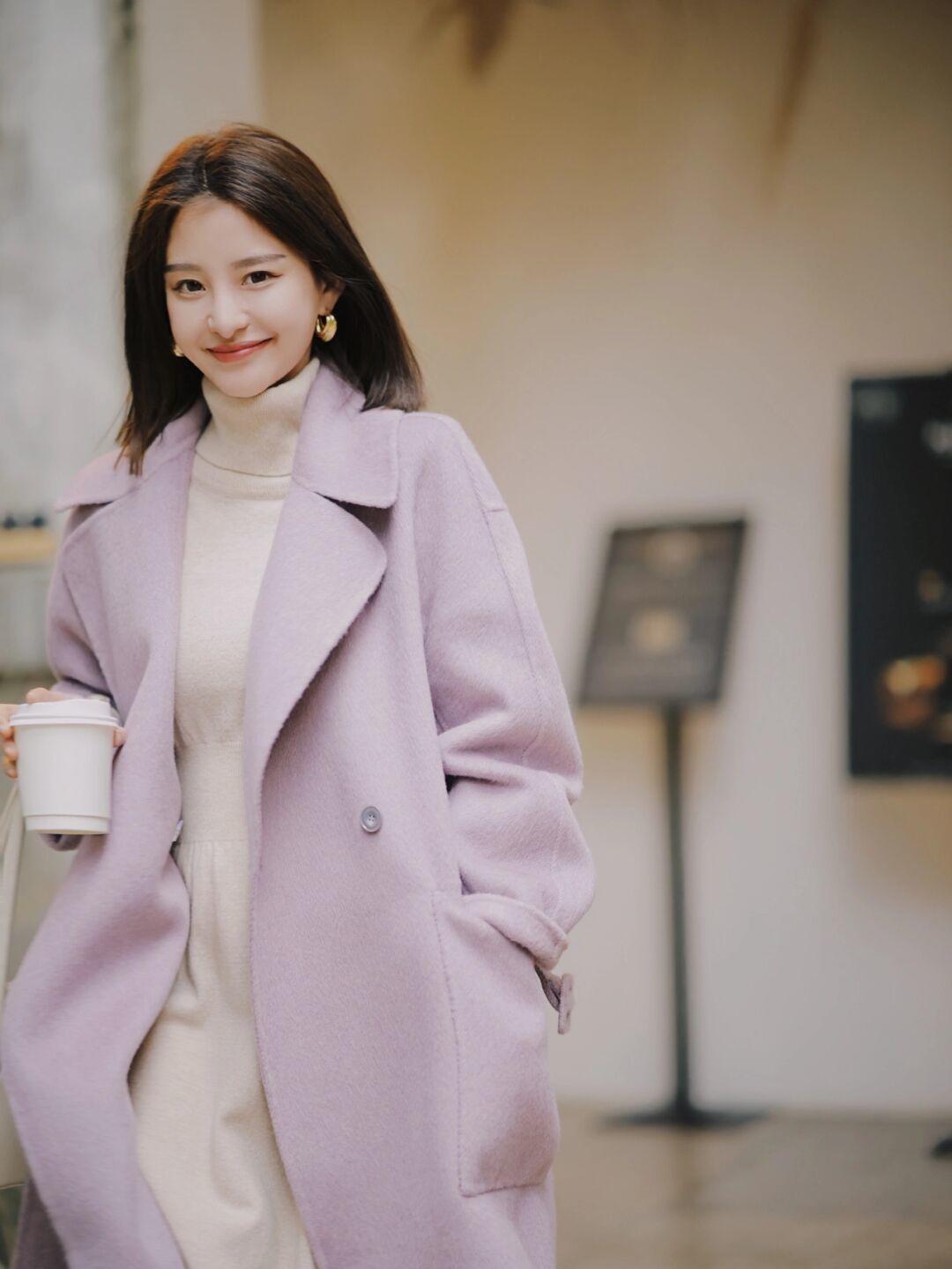 大衣 穿衣还是要懂配色,今年冬天多穿这几个流行色,温柔显白又高级