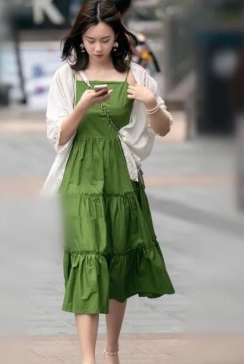 街拍:小美女穿印花连衣裙,彰显女性的知性优雅,真是太有气质了