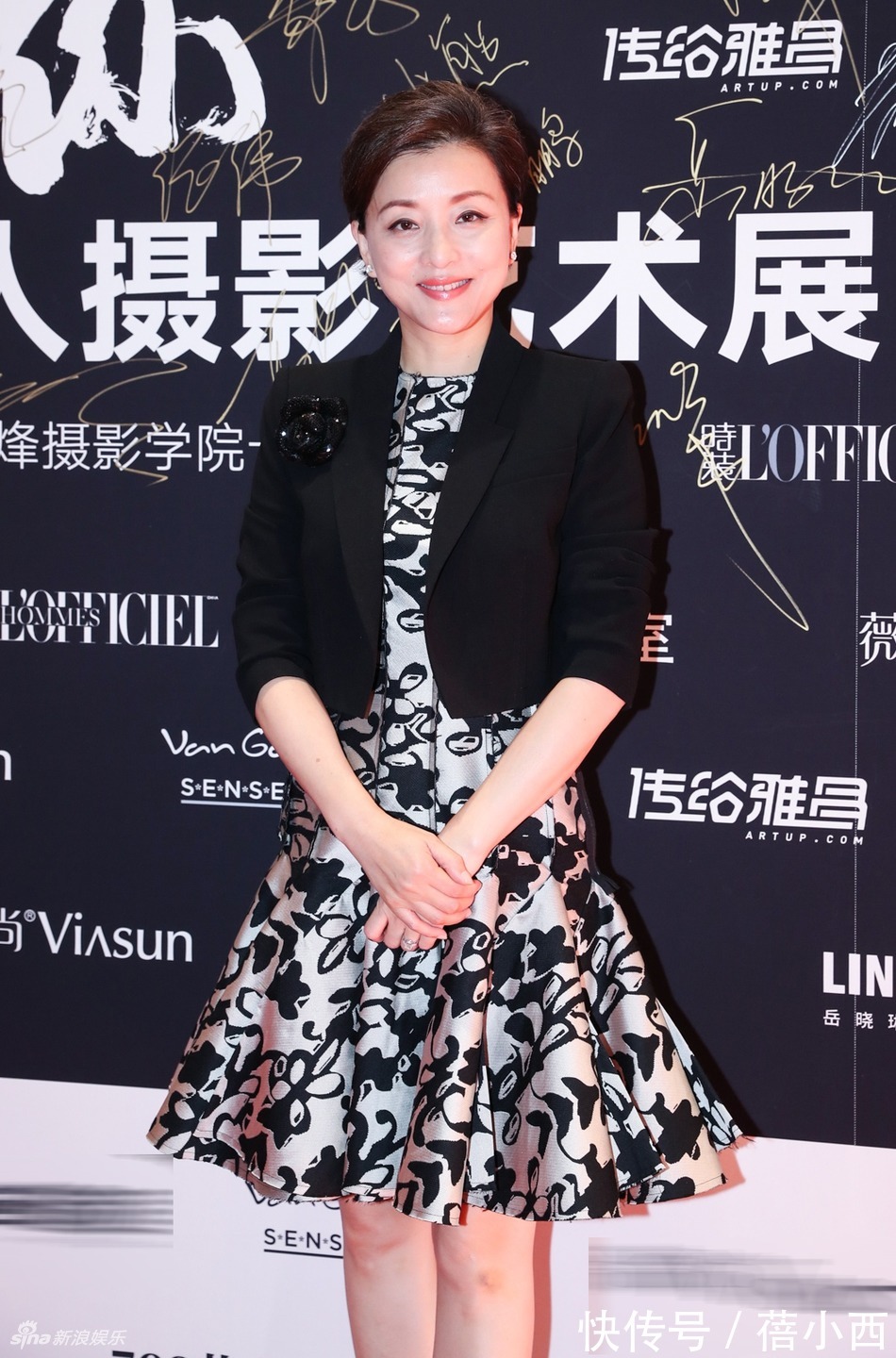 连衣裙|杨澜与富商老公走红毯,穿黑色连衣裙配短发,亲自演绎简约高级感