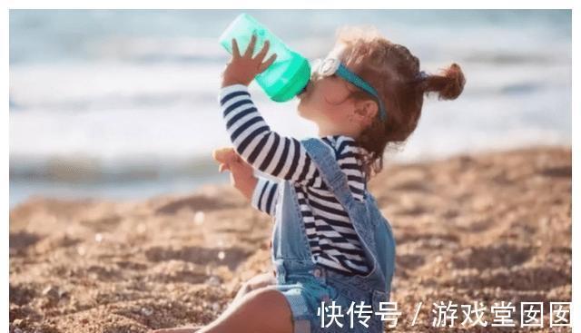 水杯|过了这个时间不给宝宝戒奶瓶,会导致娃龋齿,甚至影响颜值