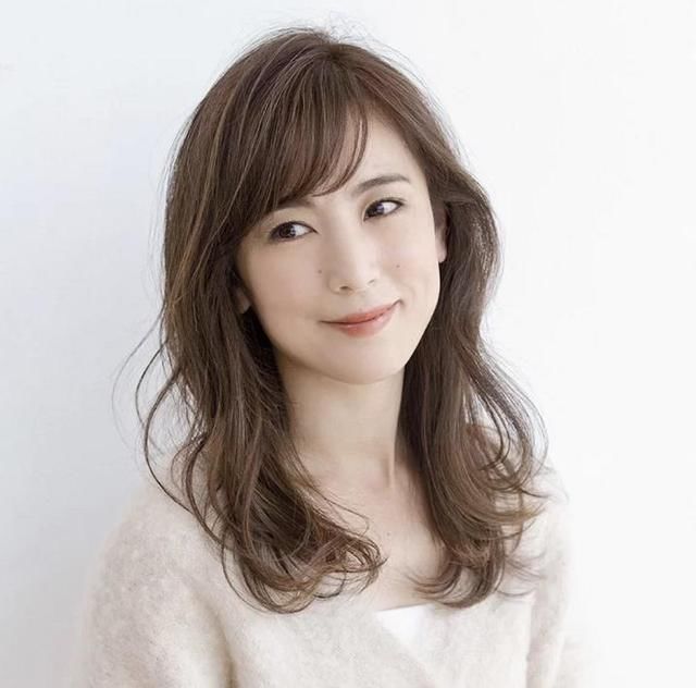 知性|四五十岁长脸女人,抛弃“大妈卷”吧!留这几种发型,真显气质