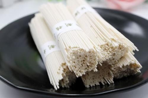 食品添加剂|喜欢吃面条的人注意了，有4种挂面尽量别买，看完就明白了
