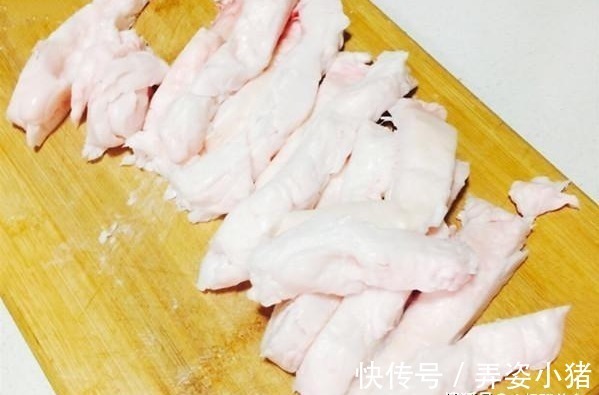 熬猪油时,只用水就废了,多加两样,猪油洁白如玉,放1年都不坏