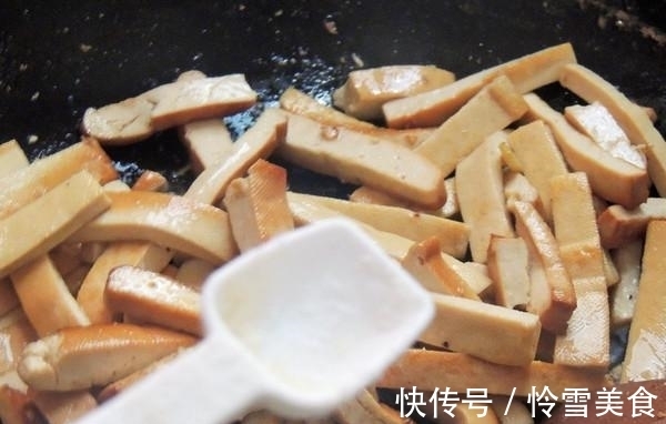 香干要怎么做才能柔软又入味？原来放水有讲究，出锅之后比肉好吃