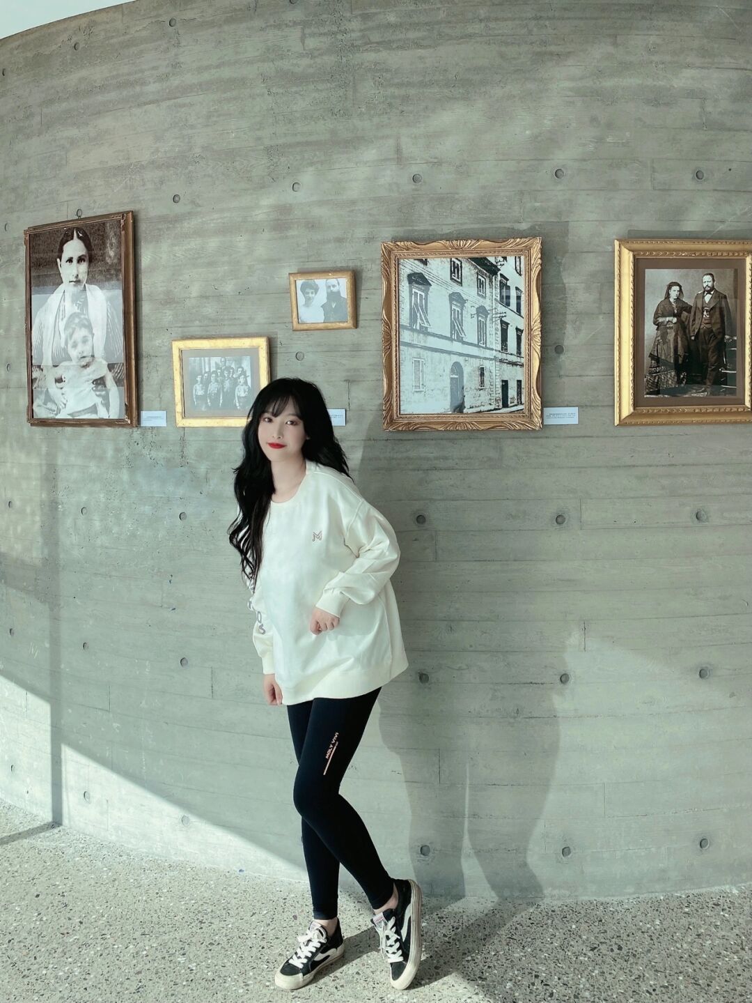 纤细|身材纤细的美女, 一件白色宽松上衣配紧身长裤, 休闲又时尚