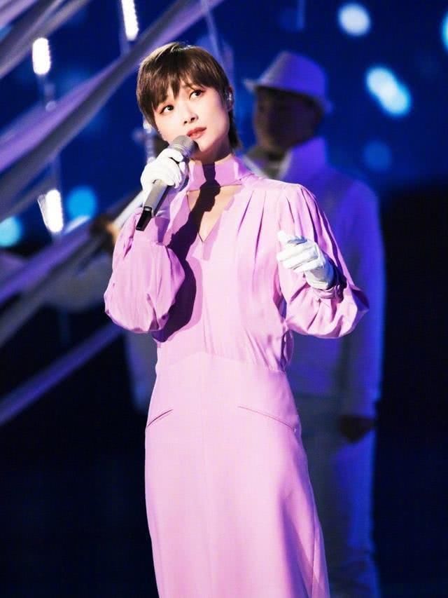 李宇春出席青你2总决赛亲身演绎百变舞台,暖心助力成团夜