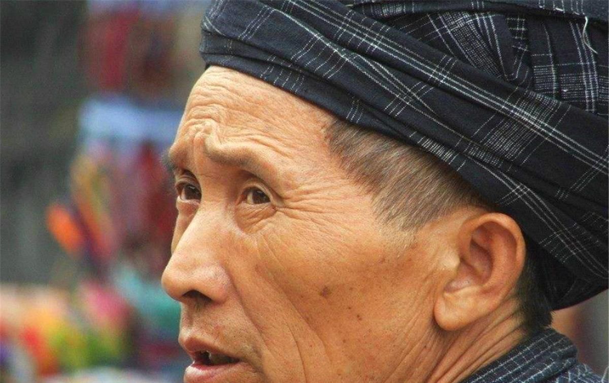 俗语“男怕摸头,女怕摸腰”,为何原来背后有深义