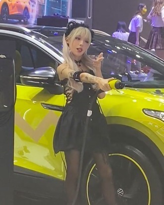 加油器|机智张动漫展生图曝光,被吐槽和车一样高,头肩比太虐颜值吸睛