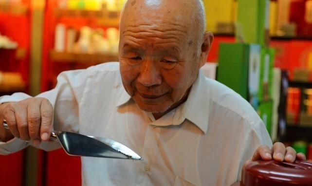 93岁老中医,骨骼强壮,直言从不怕骨质疏松,秘诀是常做这3件事