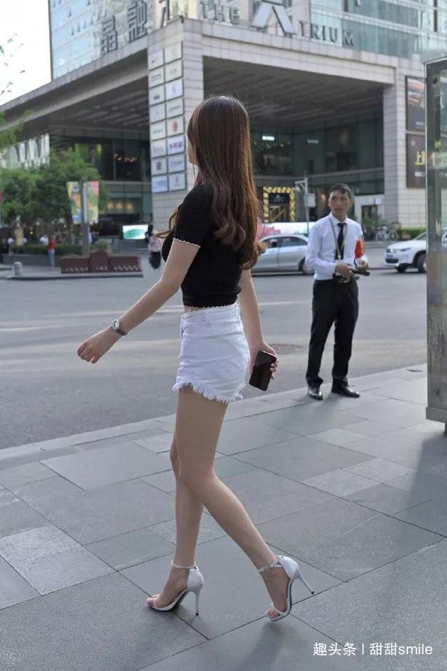 包臀裙 美女白色短裤搭配一双一字带的高跟凉鞋,充满着优雅又迷人的气息