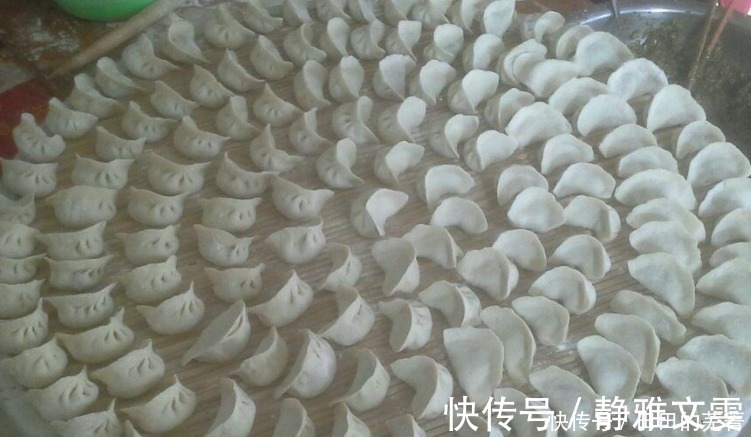 包饺子|普普通通的猪肉芹菜馅饺子，让我心中暖暖的，欢喜无限！