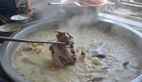 羊肉汤|炖羊肉,不用放太多香料,这三种就够了,肉软烂不臭,汤浓美