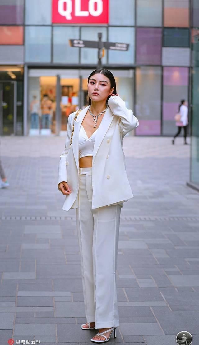 让自己能够|街拍大多数女孩子都喜欢的穿搭,时尚达人教你怎样搭配出大长腿