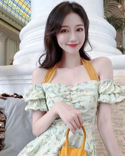 这才叫省布料设计!雏菊抹胸吊带裙可盐可甜,绑脖设计最是特别