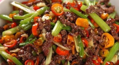 香浓可口的几道下饭菜，好吃易做上桌快，蒸好的排骨滤掉汤汁