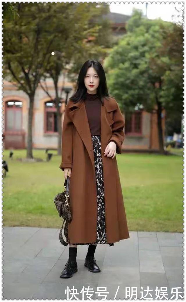 大衣+半身裙,搞定今年秋冬的搭配,选择多种款式风格