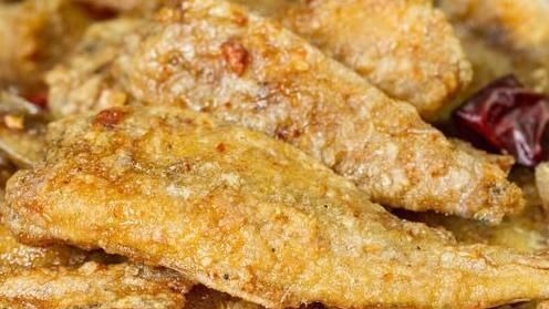 炸鱼时,裹面粉还是裹淀粉?都不对,教你正确方法,外酥里嫩